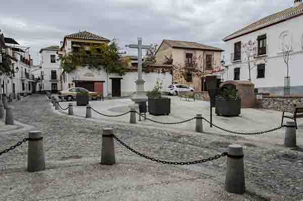 Granada 201 - barrio del Albayzin - plaza de san Bartolomé.jpg